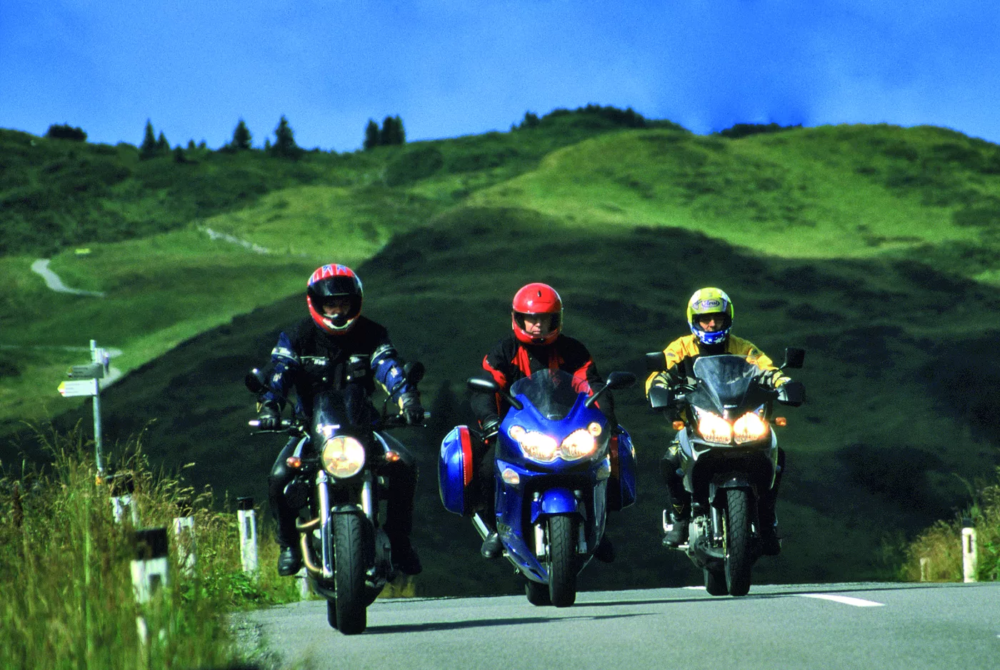 Drei Motorräder auf der grünen Passstraße am Hochtannbergpass Drei Motorräder auf der grünen Passstraße am Hochtannbergpass